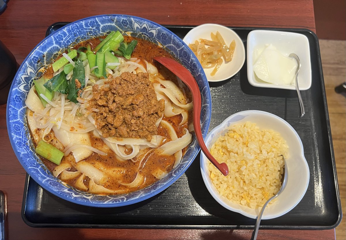 headbanker's tweet photo. 中華料理 華宴 2号店@葛西
自家製麻辣刀削麺大盛セット🍜
今年28杯目✨

まずはスープ、山椒の痺れがガッツンときて、芝麻醤の酸味がくる、唐辛子の辛味は殆どない。意外とあっさりしていて食べやすい✨
刀削麺は極太麺で啜るというより噛み締める感じで顎が疲れる💦

普段使いとしては、ありかなぁ😋 https://t.co/0KiFoxnTgV