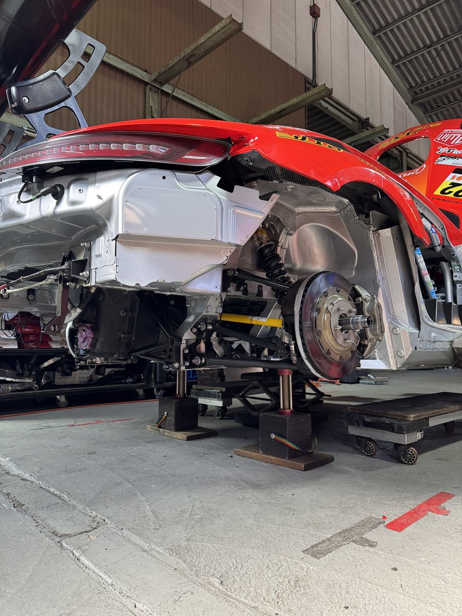 itoutti's tweet photo. #SuperGT  22号車は、カウル系の修理を除いて組み上がりました。💪
後は、修理カウルを取り付けてを実施。😄
合同テストに向けて、テスト項目とプログラムを整理しセットアップをしていきます。
もう少し、フロントが入るセットをリアのグリップアップを考えながら進めます。
#arnageracing 
#Arnage https://t.co/lLKKV3JlP8