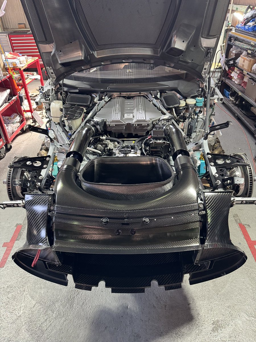 itoutti's tweet photo. #SuperGT  22号車は、カウル系の修理を除いて組み上がりました。💪
後は、修理カウルを取り付けてを実施。😄
合同テストに向けて、テスト項目とプログラムを整理しセットアップをしていきます。
もう少し、フロントが入るセットをリアのグリップアップを考えながら進めます。
#arnageracing 
#Arnage https://t.co/lLKKV3JlP8