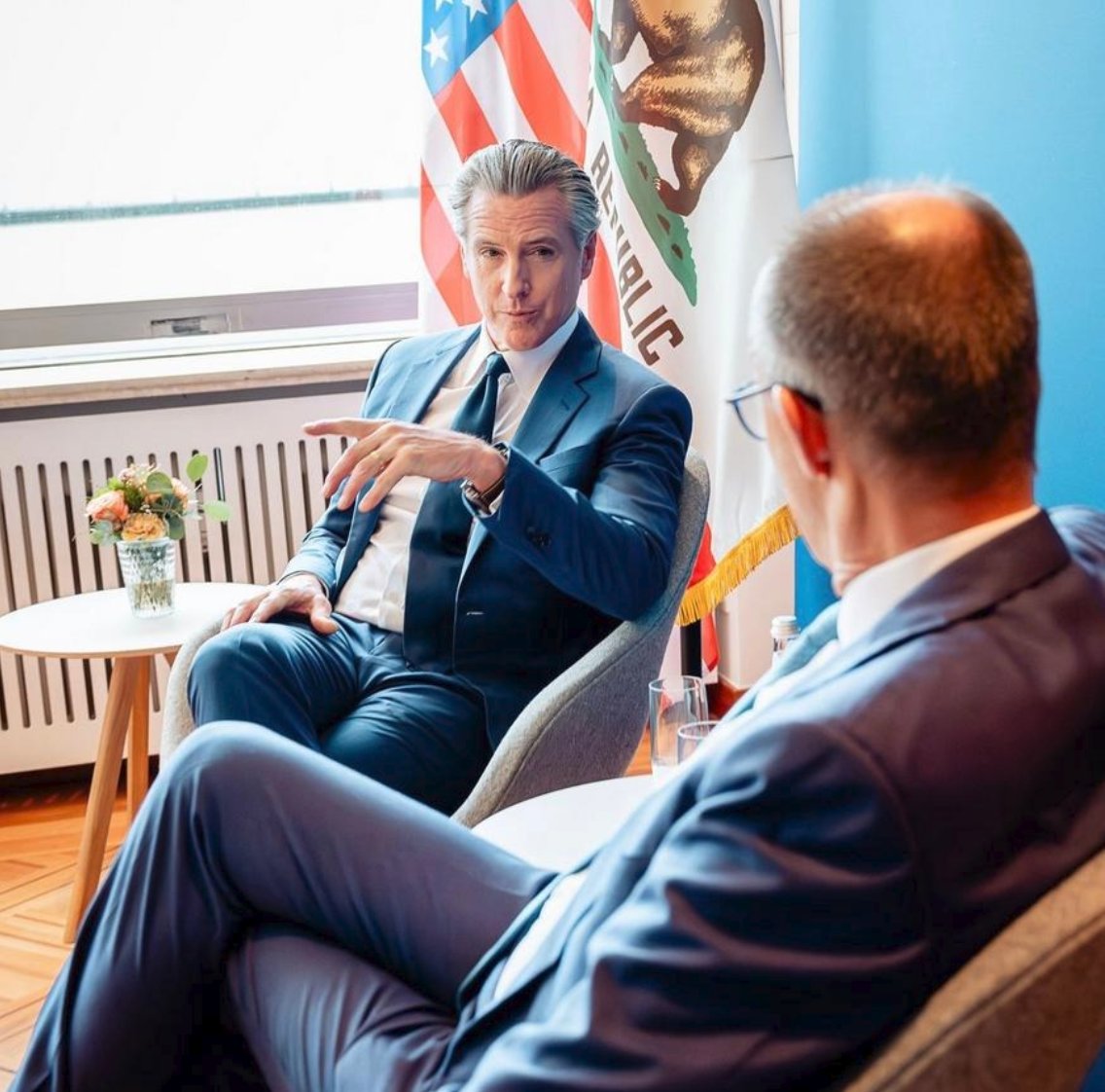 #Merz auf dem Weg zur "persona non grata" im Weißen Haus nach diesem Bild mit Trump's erklärtem Erzfeind Gavin Newsom von den "Demokraten". Merz's grenzenlose Arroganz und Selbstüberschätzung wird sein Untergang sein.