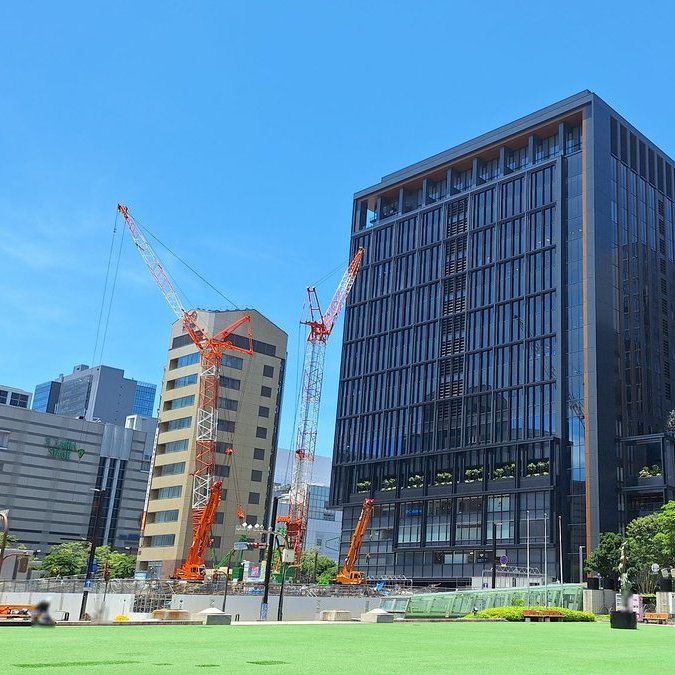 「天神ビッグバン」で周囲のビル建て替えが進む中、孤高？を貫く #天神愛眼ビル
周囲のビルが解体などで無くなる過程でイムズやワンビルに囲まれる前にほぼ360度で見た画像。
左上：2023.5
右上：2021.5
左下：2024.5
右下：2025.6