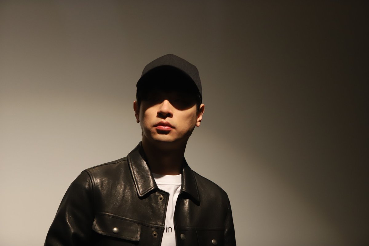 롯데시네마 5관도 말도못하게 어두웠어서 찍은 사진 의도치않게 섹시교관 되심 어떻게 보정해야하는지 감도 안잡힘