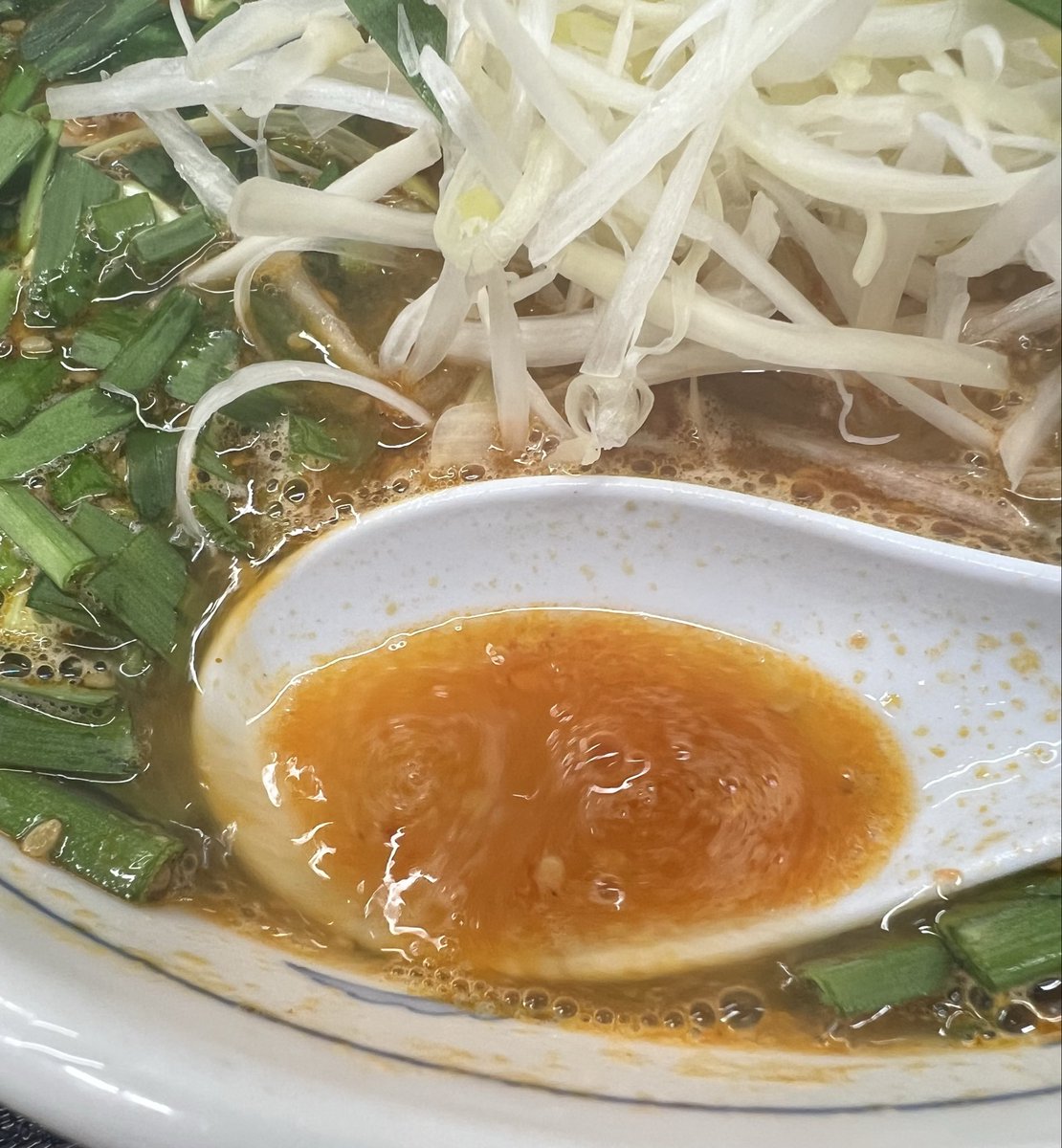 headbanker's tweet photo. 福しん 上野駅前店 
ニラそば🍜ニラ刻みチャーシュー増
半チャーハン🍚
今年29杯目✨

丼にレンゲを入れるとガッツリニラと刻みチャーシューが入っていたw
スープはちょっと薄く感じ、コクも辛味も控えめな感じだったので、せっかくの大量のニラも、生きてない…🤔

ラストもう一回食べたいかなぁ😋 https://t.co/ZG3G9jRzzJ