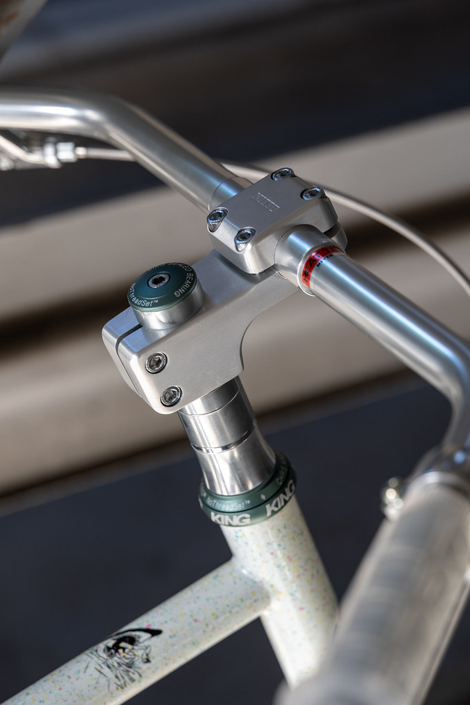 オンラインストア販売開始🛒
<🌋今夜19時から>

▷NITTOの日を記念して作られたwater bottle🚰
store.bluelug.com/nitto-logo-wat…
▷BL別注のVAN STEMが再入荷！🙌
store.bluelug.com/nitto-fw-36-va…