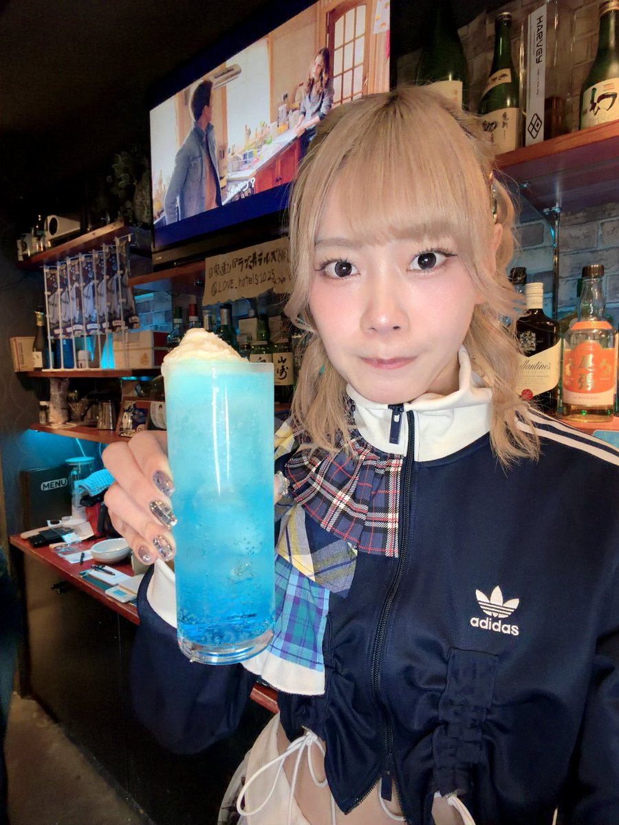 ぐっちょん🍥

競馬で負けちゃったのに今年もお祝いしてくれてありがとうーーー！のぼりを飾っておけば競馬当たると思うから1番見えるところに飾って毎日上下にお願いしてね🏇まかせて🏇⭐︎31さいも31いっぱい食べます

うえしたあお