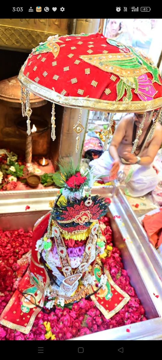 SharadS06384343's tweet photo. महाशिवरात्रि के पावन पर्व पर बाबा काशी विश्वनाथ का मध्यान भोग आरती बाबा का बहुत ही सुंदर स्वरूप का दर्शन हर हर महादेव https://t.co/6FqngXBNKa