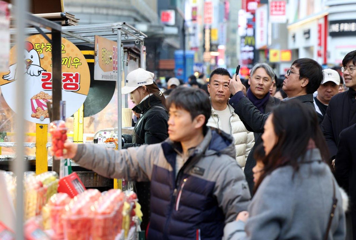 Hwiyoung_Chae's tweet image. 설 연휴 기간, 외국인 관광객들의 쇼핑 성지인 서울 ‘명동’을 찾아 현장을 점검했습니다. 

마침, 중국도 최대 명절인 ‘춘절’ 연휴가 시작돼 정말 많은 관광객분이 오셨더군요. 

‘움직이는 관광안내소’ 안내사분들을 만나보니 “올해 들어 관광객이 체감할 정도로 늘어나 안내사가 더 증원됐으면…