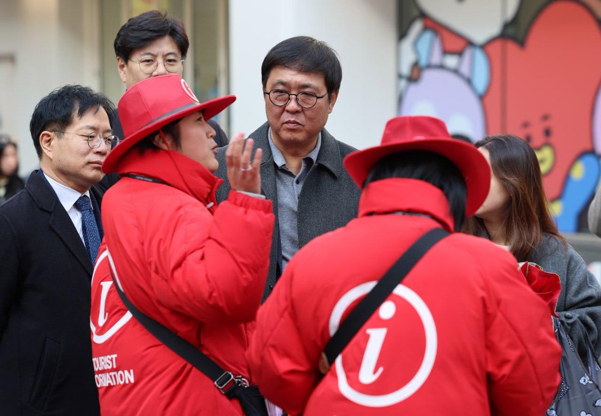 Hwiyoung_Chae's tweet image. 설 연휴 기간, 외국인 관광객들의 쇼핑 성지인 서울 ‘명동’을 찾아 현장을 점검했습니다. 

마침, 중국도 최대 명절인 ‘춘절’ 연휴가 시작돼 정말 많은 관광객분이 오셨더군요. 

‘움직이는 관광안내소’ 안내사분들을 만나보니 “올해 들어 관광객이 체감할 정도로 늘어나 안내사가 더 증원됐으면…