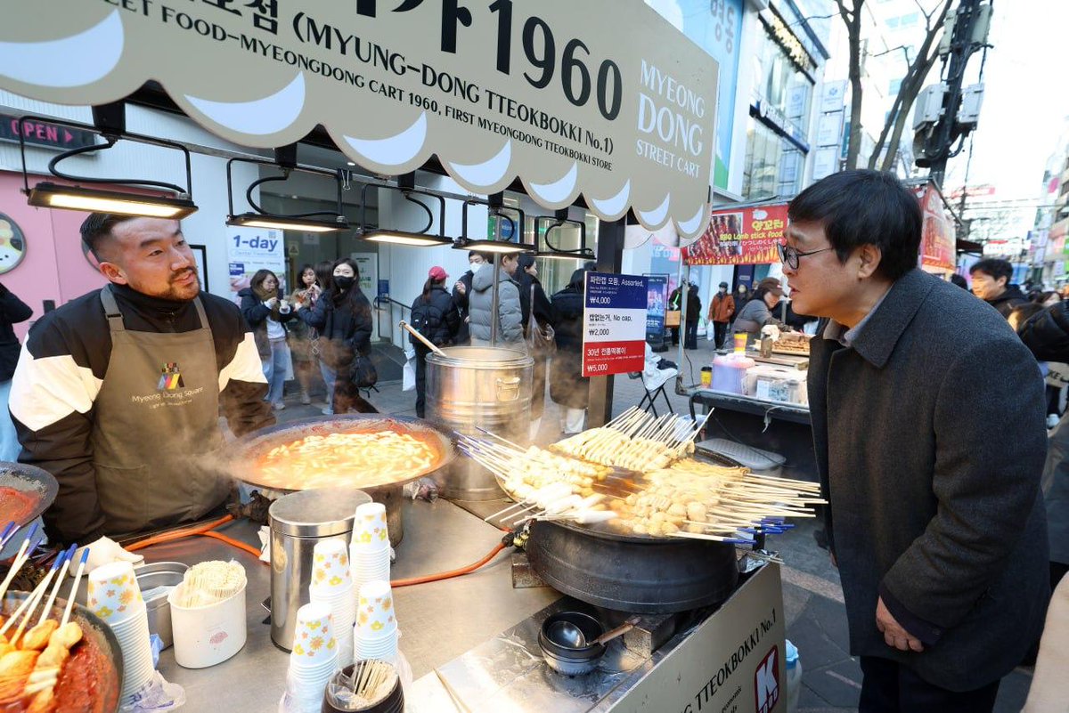 Hwiyoung_Chae's tweet image. 설 연휴 기간, 외국인 관광객들의 쇼핑 성지인 서울 ‘명동’을 찾아 현장을 점검했습니다. 

마침, 중국도 최대 명절인 ‘춘절’ 연휴가 시작돼 정말 많은 관광객분이 오셨더군요. 

‘움직이는 관광안내소’ 안내사분들을 만나보니 “올해 들어 관광객이 체감할 정도로 늘어나 안내사가 더 증원됐으면…