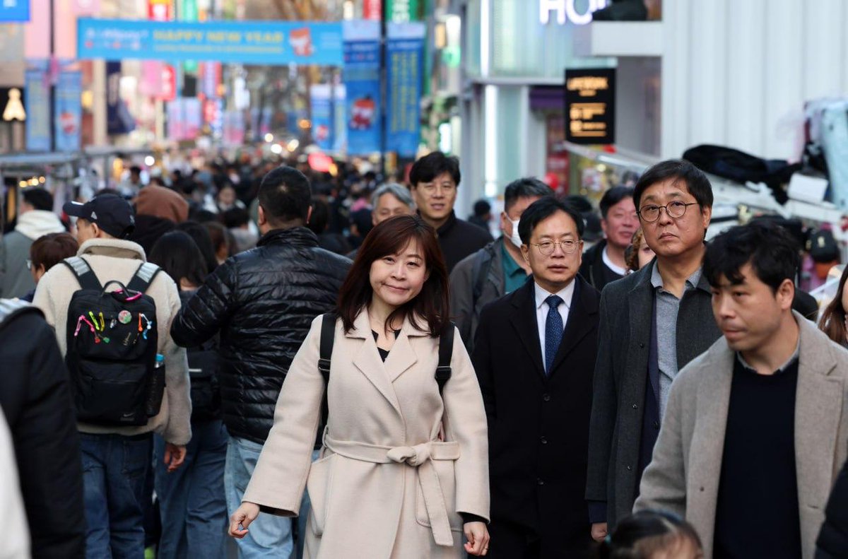 Hwiyoung_Chae's tweet image. 설 연휴 기간, 외국인 관광객들의 쇼핑 성지인 서울 ‘명동’을 찾아 현장을 점검했습니다. 

마침, 중국도 최대 명절인 ‘춘절’ 연휴가 시작돼 정말 많은 관광객분이 오셨더군요. 

‘움직이는 관광안내소’ 안내사분들을 만나보니 “올해 들어 관광객이 체감할 정도로 늘어나 안내사가 더 증원됐으면…