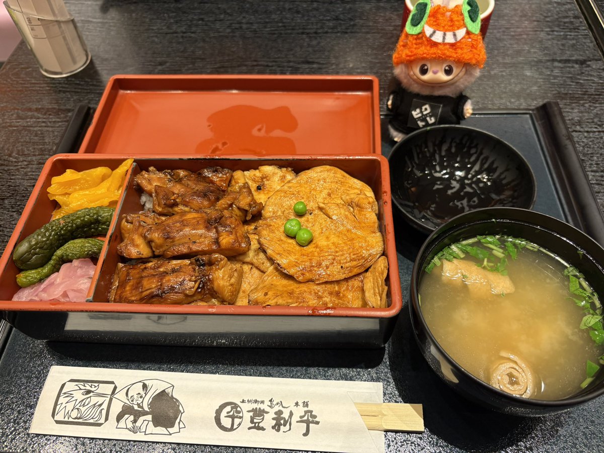 #前橋産いちごでエモエモMAX 
 #けやきウォーク  #登利平
県庁の後はれいわイチゴ園さんでいちごスムージーとおいCベリーを買ったよ!!
オヘロパパいちご直売さんは完売だったからまた行きます🍓

そしてお夕飯はけやきの登利平さんでとりめし松重😗リッチなやつー
うんまい🐔