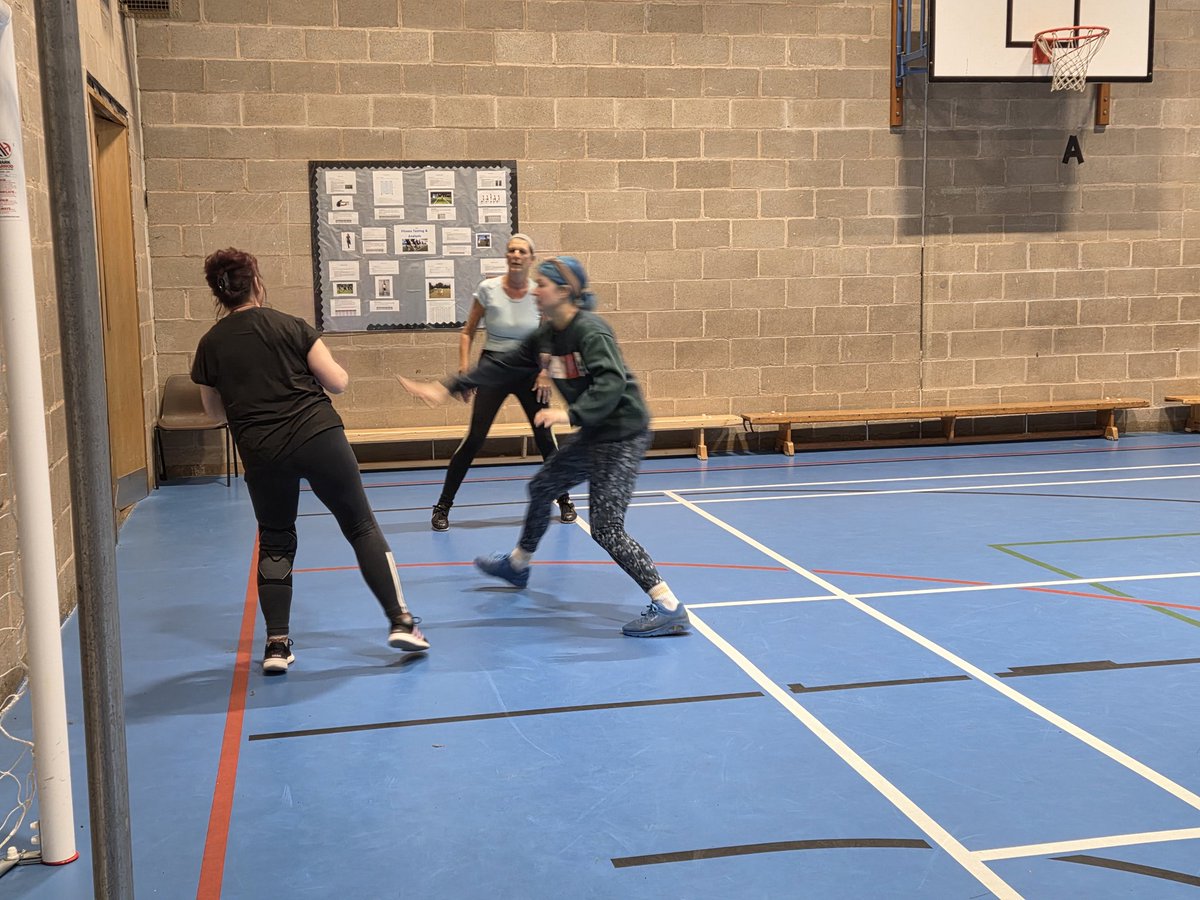 𝙩𝙤𝙢𝙤𝙧𝙧𝙤𝙬:

🤾‍♀️ Focus on attacking work

🖤 B2N: Change of direction
🩷 Team: tactical look at WA - driving out, feeding the circle, hitting the circle edge.

👥️ Joint warm up
↔️ Split drills
🏐 Then netball!

#changeofdirection #wingattack #netball #blackburn