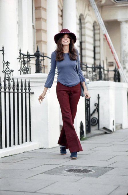 Carly Simon poses for a portrait in 1971 in London