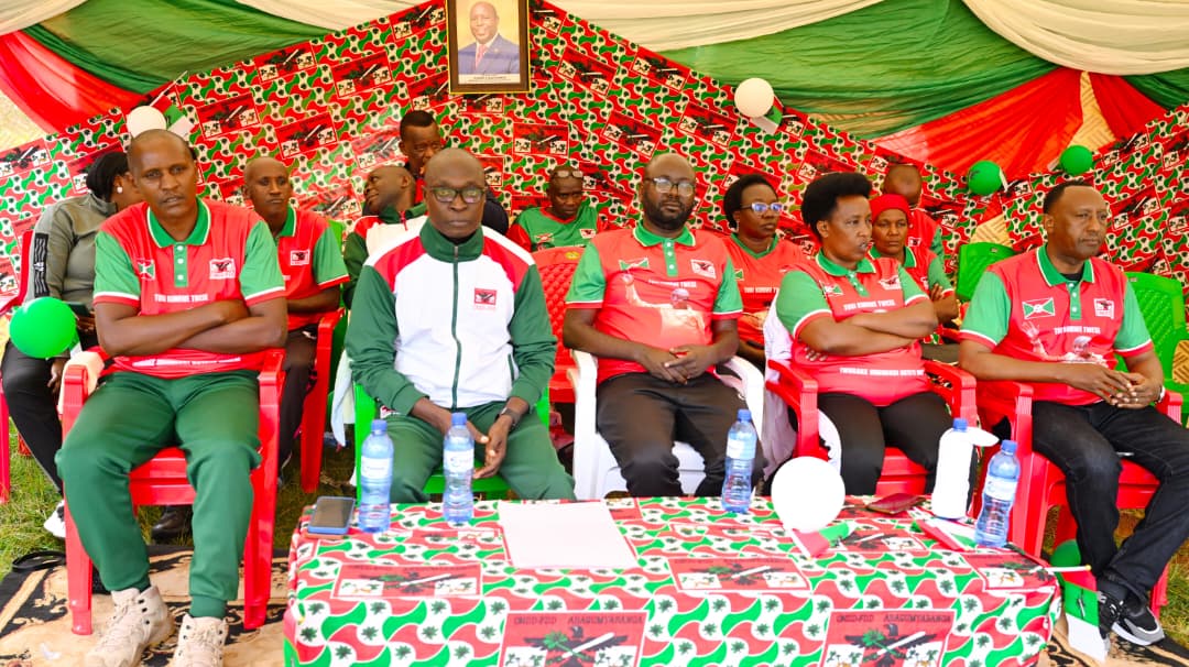 lionel_Mpawe's tweet image. #Burunga
Ce 14 février 2026, les membres du @CnddFdd en commune #Bururi se sont fortement mobilisés à l’occasion d’une cérémonie officielle dédiée à la célébration de la victoire issue des élections de 2025, ainsi qu’à l’expression de ....

1/2