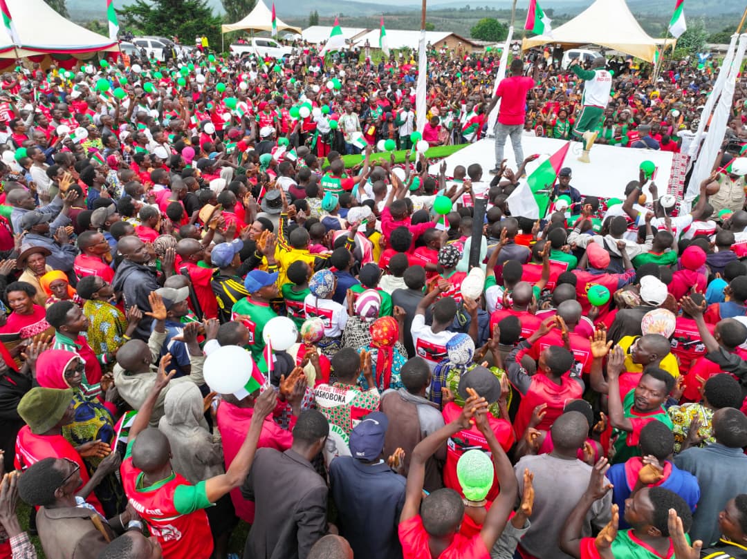 lionel_Mpawe's tweet image. #Burunga
Ce 14 février 2026, les membres du @CnddFdd en commune #Bururi se sont fortement mobilisés à l’occasion d’une cérémonie officielle dédiée à la célébration de la victoire issue des élections de 2025, ainsi qu’à l’expression de ....

1/2
