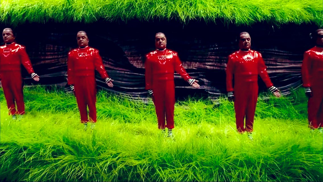 Charlie’nin Çikolata Fabrikası filmindeki Oompa-Loompa’lar çocukluğumdan beri anlam veremediğim şekilde beni korkutuyor. Çocukluk travması mı nedir hala izlerken bunları görünce içim bi tuhaf oluyor.