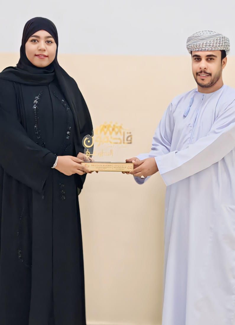 تكريم الأستاذة / أماني المقبالي من قبل رابطة قادمون بمناسبة تغطيتها ومشاركتها الإعلاميةفي حملة ( بحرُنا - مسؤوليتنا ) .
حملة تنظيف شواطئ شمال الباطنة٠ 10ديسمبر025 بتنظيم من ميناء صحار والمنطقة الحرة .
وتم تسليم الهديةمن قبل الفاضل / علي بن محمد آل عبد السلام ، ممثل الرابطة.