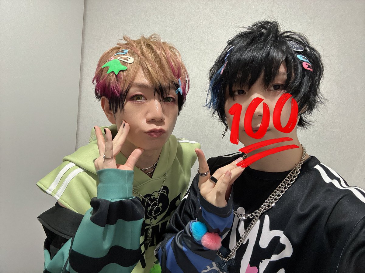 そらまふうらさかから逃げられない2日目もありがとうございました🔪❤️‍🩹
みんなのおかげで最後までめちゃ楽しいライブでした！来てくれたみんなにビッグ感謝
毎年ゆっくり成長しているダンスは来年もあるんでしょうか💃あるといいかもしれません
(今回写真は全部指ハートで乗り切りました😁)