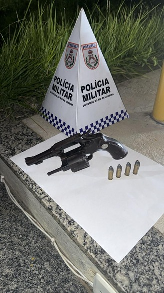 PMERJ's tweet photo. ✅ RESPOSTA IMEDIATA DO #36BPM EM APERIBÉ!
Após alerta de indivíduo armado na Rua Major de Abreu, no bairro Beira Rio, na noite deste sábado (14/02), equipes do #36BPM iniciaram buscas na região e localizaram o suspeito. Na ação, foram apreendidos um revólver e munições. + https://t.co/8hCK79x4lU