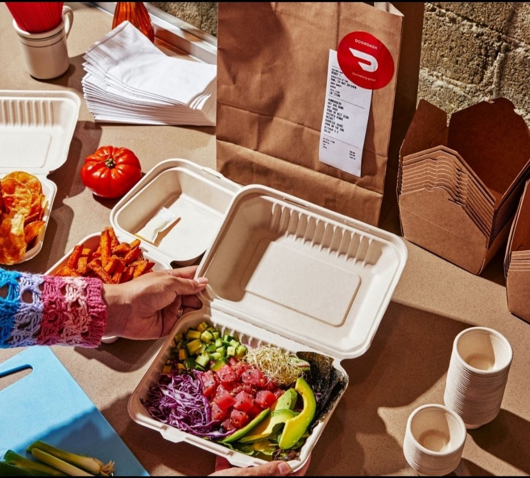 क्या आपने कभी सोचा कि घर से खाना बनाकर online बेचने के लिए Cloud Kitchen शुरू करना इतना आसान हो सकता है?

Cloud Kitchen शुरू करने के लिए सबसे पहले अपना menu तय करना होता है यानी कौन-कौन से dishes बेचेंगे और उनकी price क्या होगी क्योंकि यही आपकी पहचान बनती है

इसके बाद FSSAI Food