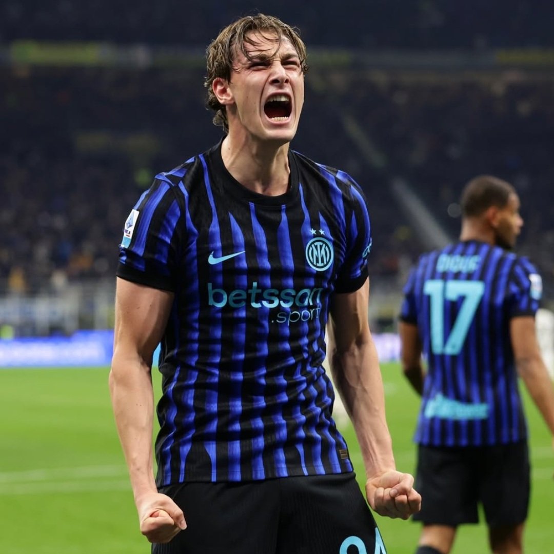GiovaneDrogba's tweet photo. PAGELLE INTER-JUVENTUS 3-2

Sommer: 6.5
Attento e reattivo nelle parate su McKennie ed Yildiz nel primo tempo, come nella sequenza di occasioni bianconere nel secondo. Incolpevole sui gol

Bisseck: 5.5
Male sull'1-1, dove lascia inspegabilmente scorrere il pallone messo in mezzo. Ha una grande occasione nel finale, respinta bene da Di Gregorio
Akanji: 6+
Bene su David, non concede grandi pericoli e da sicurezza con la palla tra i piedi
Bastoni: 6-
Sfiora il gol al 40esimo, con un tiro che colpisce un doppio palo dopo la deviazione di Locatelli. Si lascia andare facilmente su Kalulu, da interista non mi è piaciuta l'esultanza post espulsione

LH: 5+
Un suo pallone in mezzo porta al gol dell'1-0, complici anche una deviazione di Cambiaso e un passo di breakdance di Di Gregorio. Da orrore sul pareggio juventino
Barella: 6+
Entra in campo piuttosto nervoso, ma mette alcune giocate di qualità dentro la partita. Tutto sommato un buon rientro dall'infortunio
Zielinski: 7 MVP
Da geometrie e si inserisce nel primo tempo, andando vicino al gol con uno scavetto sull'uscita di Di Gregorio. Nel finale trova il gol partita con una rasoiata dopo uno stop orientato di tacco. Velocità d'esecuzione e sangue ghiacciato
Sucic: 6.5
Da degli spunti qualitativamente altissimi, come la sua classica finta di tiro, che libera alla conclusione Lautaro. Si fa sentire anche in non possesso
Dimarco: 6.5
Difensivamente è molto cresciuto in questa stagione. Salva una situazione pericolosa con una diagonale perfetta, e mette a segno l'ennesimo assist

Lautaro: 5+
Non al centro del gioco. Fa tanto a sportellate con i centrali bianconeri, ha anche un occasione per essere pericoloso, ma non la sfrutta a dovere
Thuram: 7-
Lavora palloni preziosi. Mette Zielinski davanti al portiere, e serve il passaggio per LH sul vantaggio nel primo tempo

Carlos: 6 RISCHIA SU MCKENNIE
Calhanoglu: 6.5 FA GIRARE LA SQUADRA
Diouf: 6 HA IL CORAGGIO DI PUNTARE
Esposito: 7 GOL ICARDIANO
Bonny: 6 LE PRESTIGE

Chivu: 6
L'Inter non gioca la sua miglior partita, anzi. Fa fatica anche quando la Juve va in inferiorità numerica (inguistamente), e trova il gol nel finale grazie ad un episiodio

La nota di oggi non può che andare al più che discusso contatto Bastoni-Kalulu. Partiamo dalla premessa che sia un episodio assolutamente scandaloso che compromette la partita; è un chiaro evidente errore di La Penna, e se fosse successo a colori invertiti sarei molto arrabbiato (come sono stato per altri episodi negli anni passati). Detto questo, il francese ammonito non fa una furbata ad allungare il braccio, sa che Bastoni cerca il contatto ed il fallo, ed è quello che succede. L'unica cosa che mi sento di dire, è che non accetterò MAI che un giocatore sportivamente più che discutibile, come è stato Chellini durante tutta la sua carrera, venga a fare la morale all'Inter e a lamentarsi della classe abritrale. Per anni è stato fatto passare come l'alibi dei perdenti, e per i vari episodi altrettanto, se non più gravi di questo, si è sempre usato questo slogan. Adesso che il verso dei fischi è invertito, loro fanno la morale? Fatemi il piacere

Fine del post, grazie per l'attenzione. Se ne vuoi altri del genere, fammelo sapere con un commento. Se ti va seguimi, RT e like, che sono gratis. Ci vediamo alle prossime pagelle