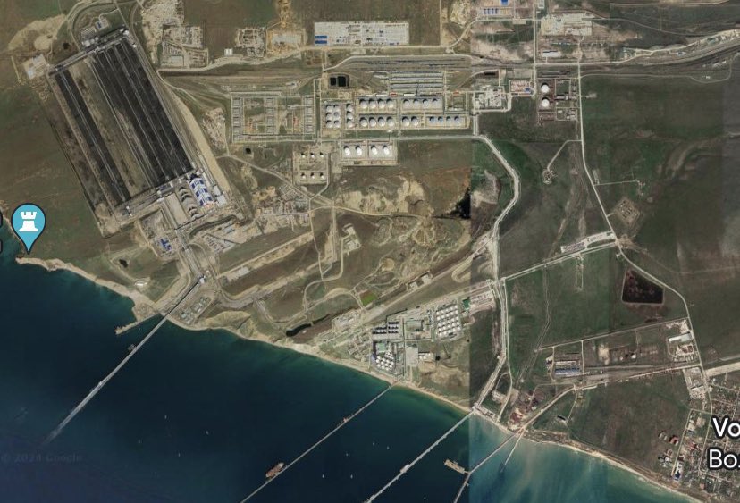 bayraktar_1love's tweet image. One of Russia’s largest oil export ports, the Port of Taman, was attacked overnight.

The Governor of Krasnodar Krai, confirmed that as a result of a strike by Ukrainian drones, four fuel storage tanks are currently on fire.