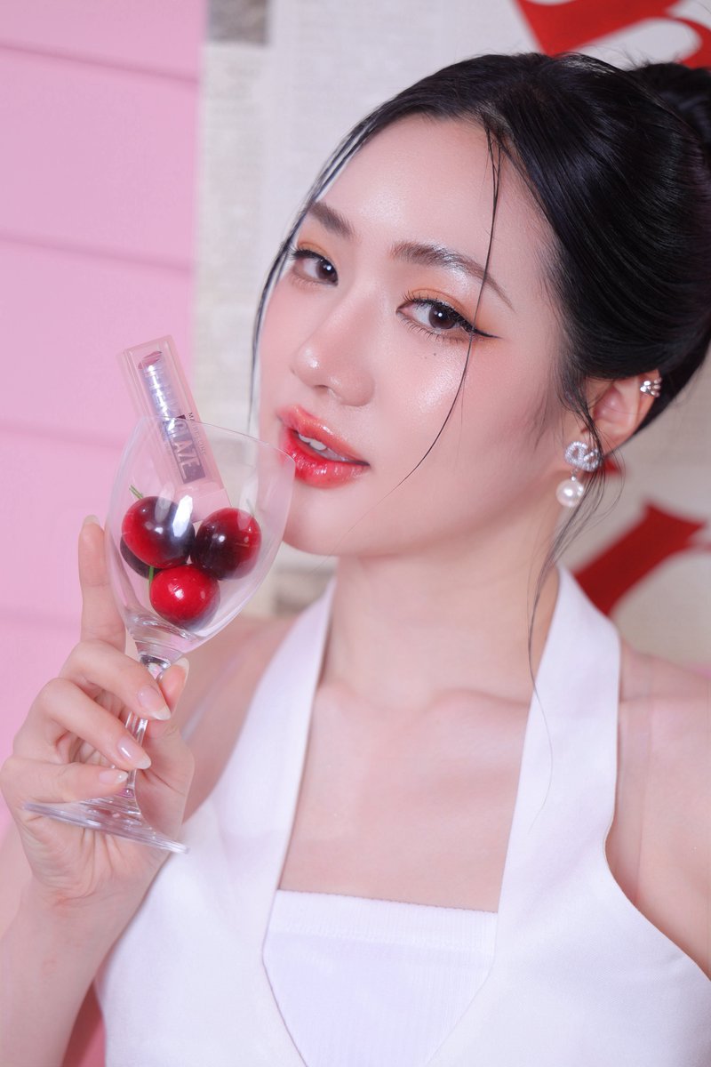 h8ngmt's tweet photo. SOOO GLAZE 🍒❄️

#h8ngmt #InThe8ight 
#ฮุ้งที่แปลว่าหมอก 
#MNYLifterGlazeEvent 
#MaybellineThailand https://t.co/bFLRmGdE4H