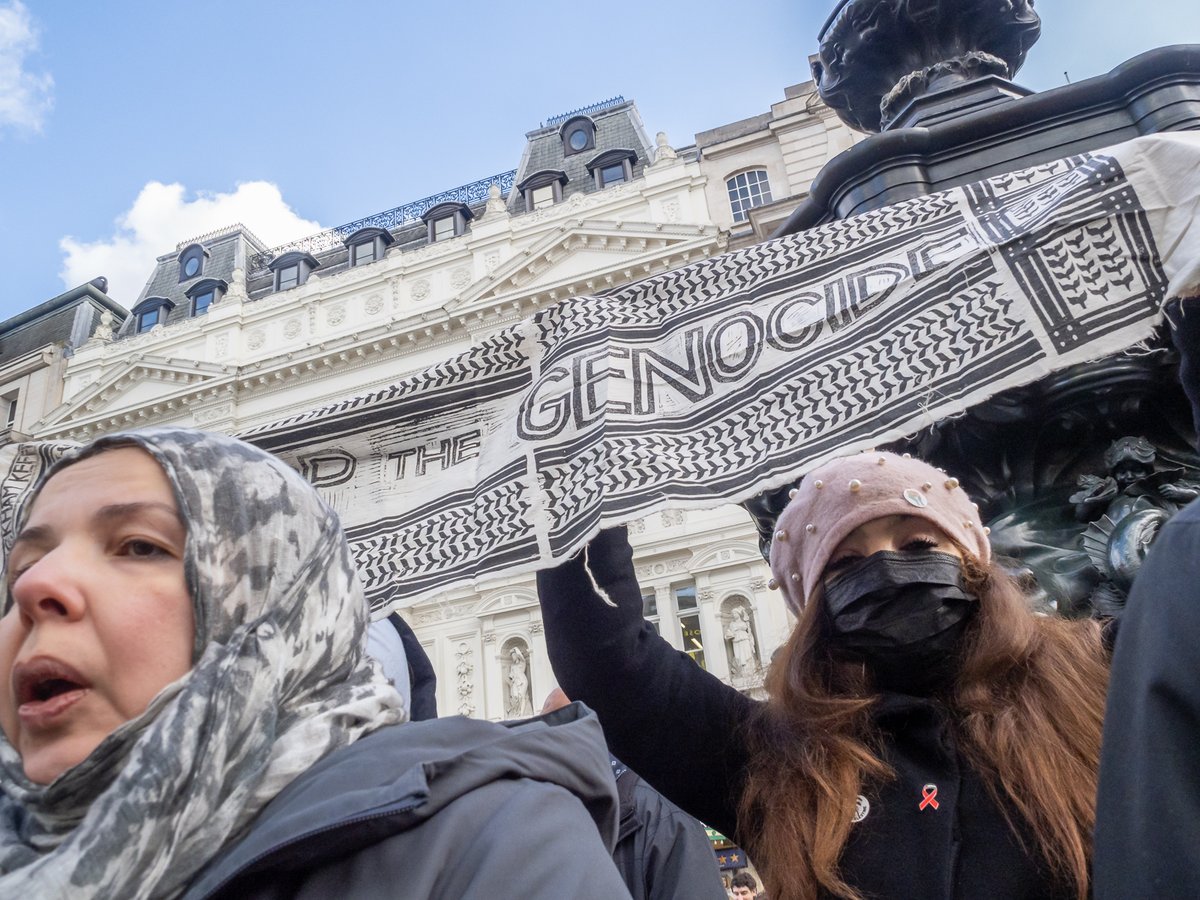 Yesterday's vigil at Piccadilly Circus for the roughly 350 Palestinian children held in terrible conditions in Israeli jails - more pictures at facebook.com/media/set/?set…