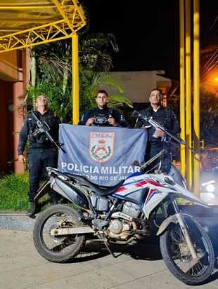 PMERJ's tweet photo. AÇÃO RÁPIDA EM SANTO ANTÔNIO DE PÁDUA!
Equipes do #36BPM prenderam um foragido da Justiça na Rua José Mozart Perlingeiro Lavaquial, em Santo Antônio de Pádua, na noite deste sábado. ⬇️
#ServireProteger #PMERJ https://t.co/R21ASiqbHY