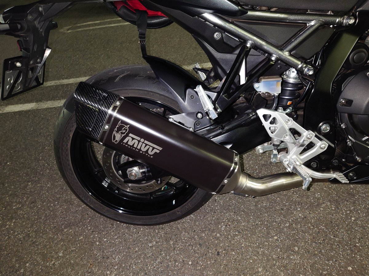 29qkarikari's tweet photo. #GSX8R
#Mivv
SR1って名前のマ���ラーに換装。
音デカっ!
っつーか、純正が静か過ぎ(汗)
排気音に低音が加わり「大型のバイクに乗ってるんだな。」と、音で実感出来る様になった。
純正マフラーは排気音なんかほぼ聞こえないし。
で「車検対応」って聞いてるがソレらしき書類もパーツもないんたが? https://t.co/Wue2cpl6tt