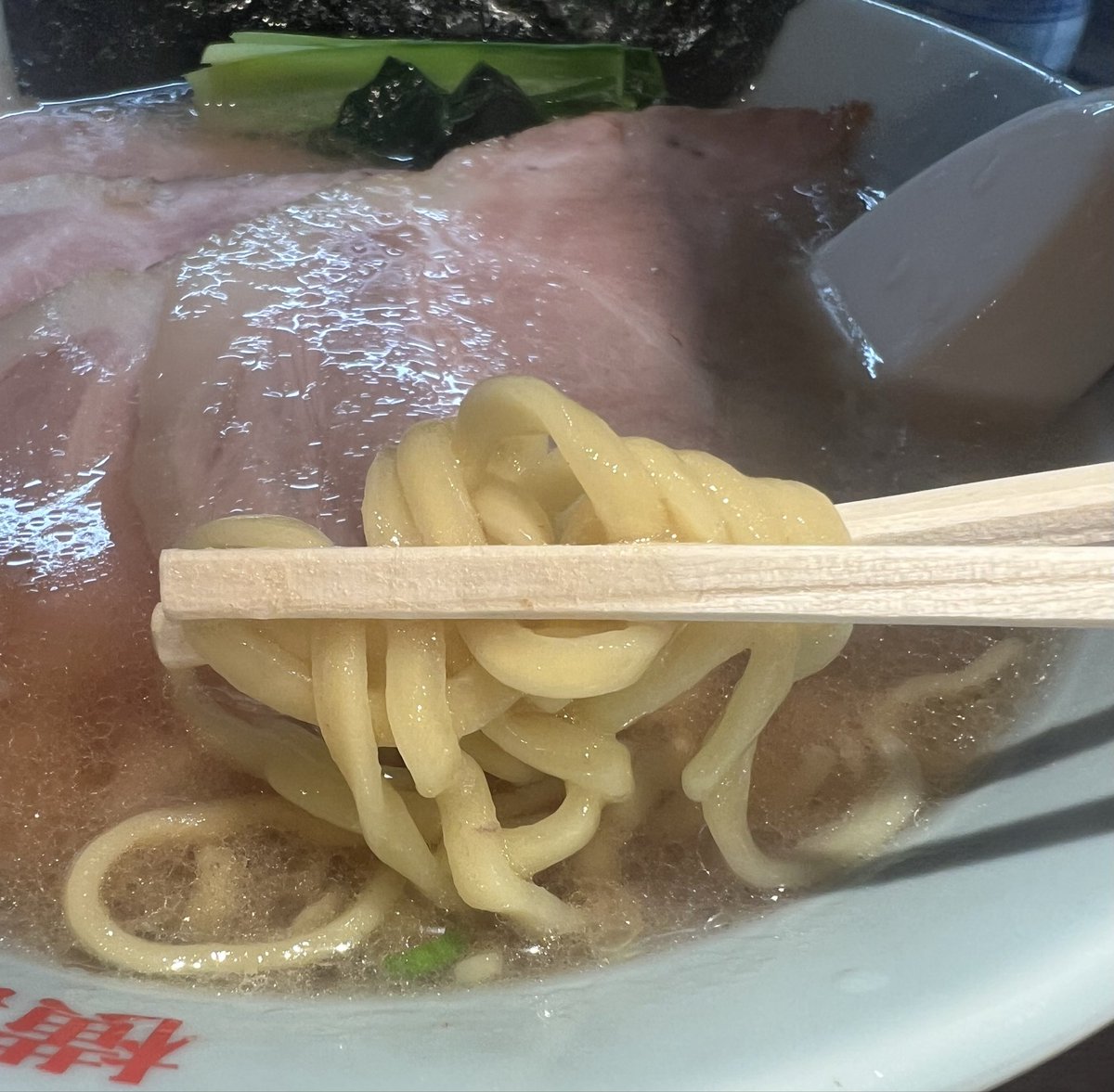 headbanker's tweet photo. 横濱ラーメン あさが家 上野店
ラーメン並固め多め🍜
チャーシュー3枚
小ライス🍚
今年32杯目✨

乳化はやや目でシャバかったが、熟成感は結構あり、旨味は強めに感じた🤤
鶏油多めにしたので、甘味もハッキリ感じれて良いなぁ✨
脂が多いから、酒井の平打ち気味の太麺にはよく合う🤤

また食べたい😋 https://t.co/jqgJ7aOFhF