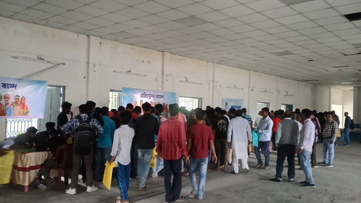 স্বনির্ভর বাংলা। 
বাংলার যুব সাথী, ক্ষেত মজুর ও অন্যান্য কৃষকদের সহায়তা এবং লক্ষীর ভান্ডার প্রকল্পে নতুন রেজিস্ট্রেশন।
স্থান: খলিসামারি কমিউনিটি হল, শীতলখুচি ব্লক।
তারিখ: ১৫/০২/২০২৬
#EgiyeBangla