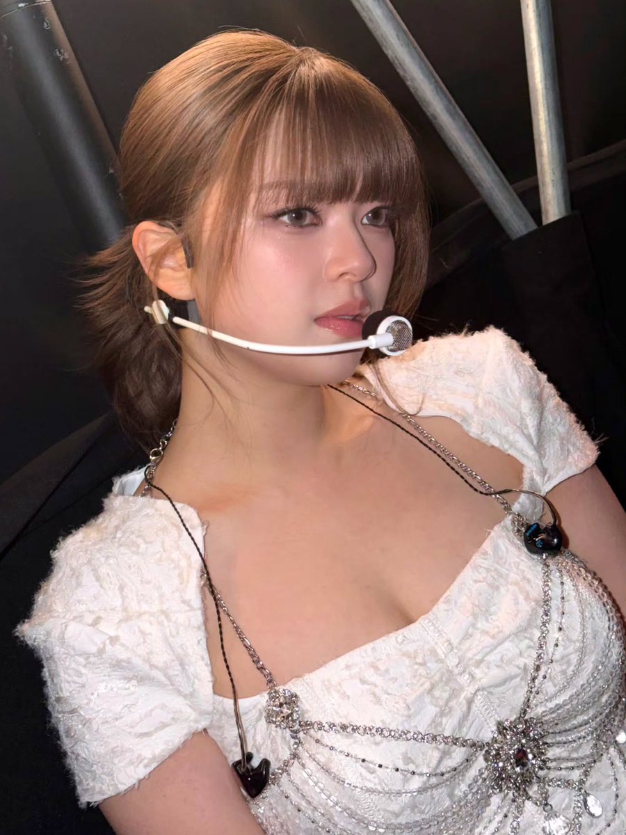 godmitzu's tweet image. JEONGYEON IS A DOLL