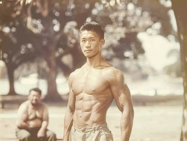 ogretmensitemiz's tweet photo. Bu fotoğraf 1946'da çekilmiş. Fotoğraftaki adam Ken Shimizu. 35 yaşında. 2 çocuğu var. Shimizu asla koşmaz. Geç uyur. Ne isterse yer. Hatta su yerine bira bile içer. Her akşam birçok çeşit yemekle akşam yemeğini yer...
Peki Shimizu böyle bir vücuda sahip olmak için ne yapıyor?
Shimizu'nun hiçbir sırrı yok.
Fotoğrafın sol alt köşesinde oturan kişi Shimizu... Ortada duran kaslı adama gelince kim olduğundan emin değilim.