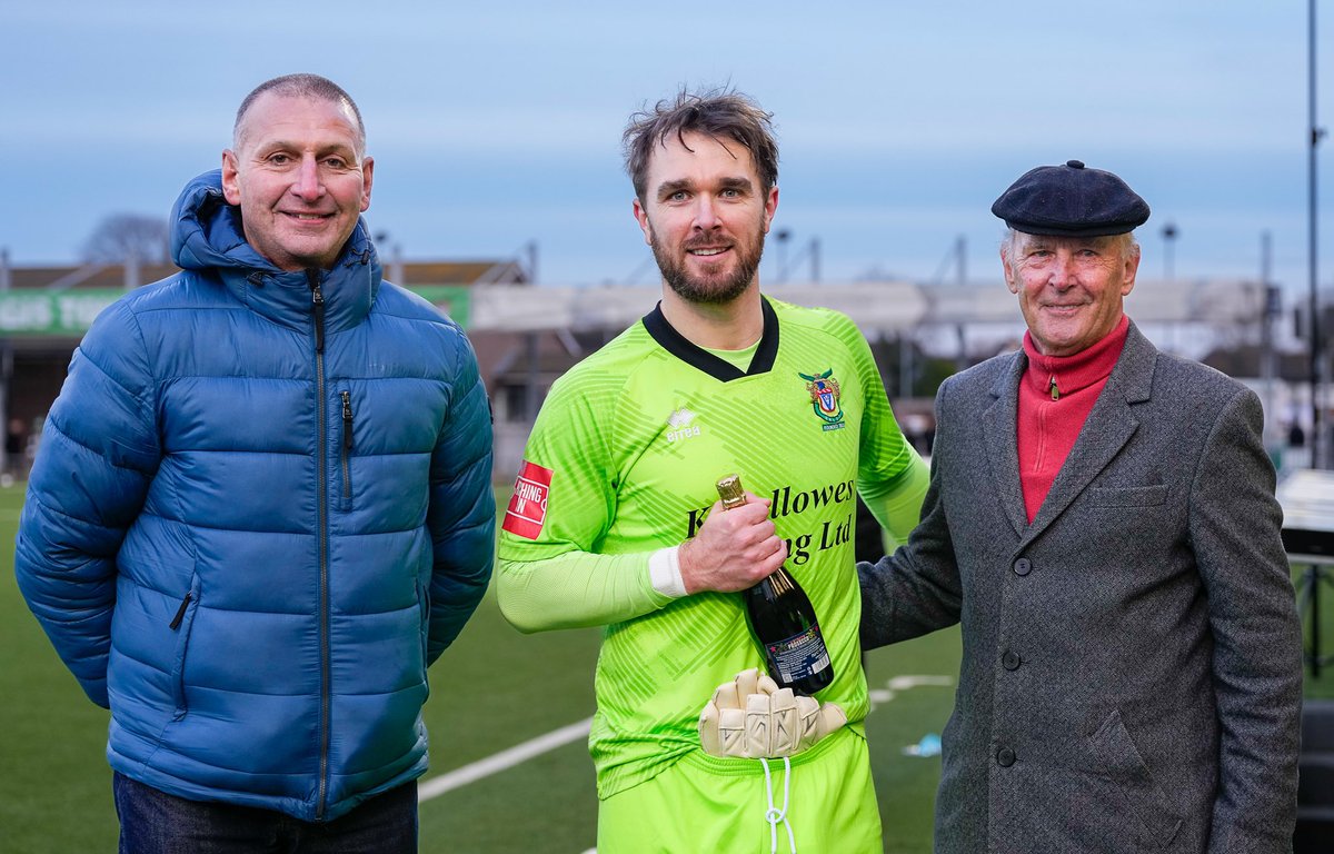 rocks1883's tweet photo. DAN’S THE MAN! 🧤

Dan Lincoln chosen as Specsavers MOTM in 1-0 win over @FCSouthall — thanks to match sponsors Bognor Lawn Tennis Club for handing over the fizz! 
📸 @lynandtrev https://t.co/mwg5hAIKiq