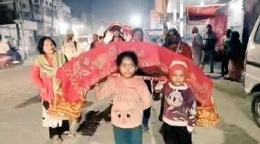 कहतें हैं कि बेटियां पापा की परी होती हैं लेकिन यहाँ बेटियां पापा के लिये भगवान से प्रार्थना भी कर रही हैं कि हे प्रभु मेरे पापा की शराब छुड़ा दो, रोज मंदिर आऊंगी !
अलीगढ़ में एक भावुक तस्वीर देखने को मिली है जहां एक 9 साल की मासूम बच्ची अपने कंधों पर कावड़ उठाकर इलाके के प्राचीन