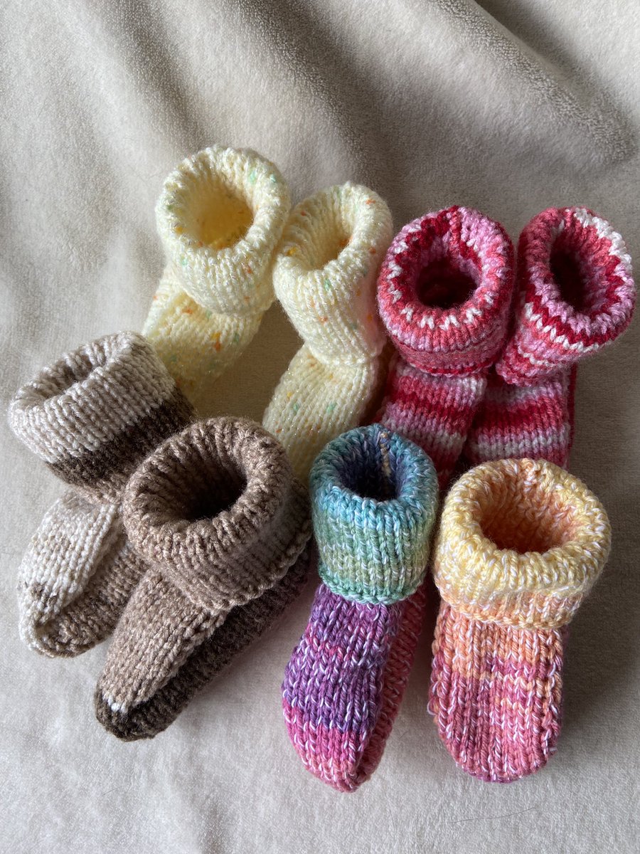 Bettysmumknits's tweet image. Making rainbow baby booties 🧶🌈

#charityknitting #handmade #knittingtherapy