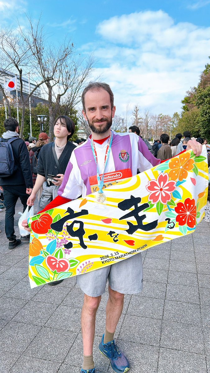 Hoy he cumplido uno de mis sueños: correr una maratón, ¡Y encima en Kioto! 

Y sí, también he sufrido el muro de los 30 kilómetros, pero yo nunca me desánimo 😉

He corrido (y sudado la camiseta) más que todo el equipo del <a href="/realvalladolid/">Real Valladolid C.F.</a> 😂

#Kyotomarathon #京都マラソン