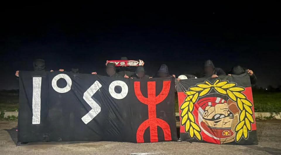 Alors qu'ils étaient en déplacement à Tiznit hier, les Ultras Zayan Boys (Khénifra) se sont fait voler leur bâche par les Ultras Crazy Boys (KACM). 🤯⚰️