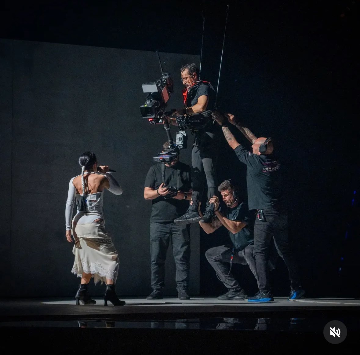 luismesacabello's tweet photo. Cámaras que vuelan: la magia de la tele. 

#BenidormFest2026 https://t.co/kNsxBlRr0B