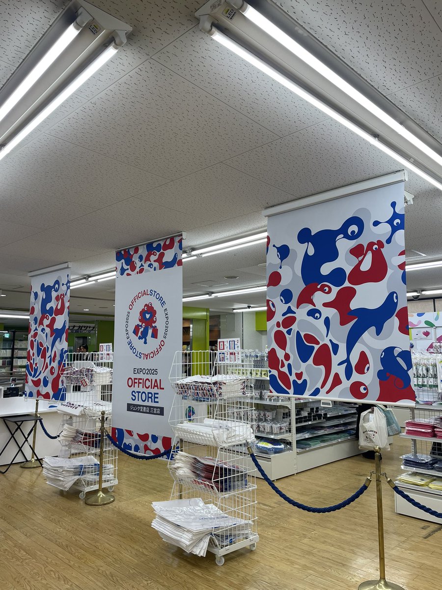 nikuchai's tweet image. 三ノ宮のオフィシャルストア見てきた。このスクリーンを売ってくださいお願いします・・・　#EXPOWORLDs #こみゃく