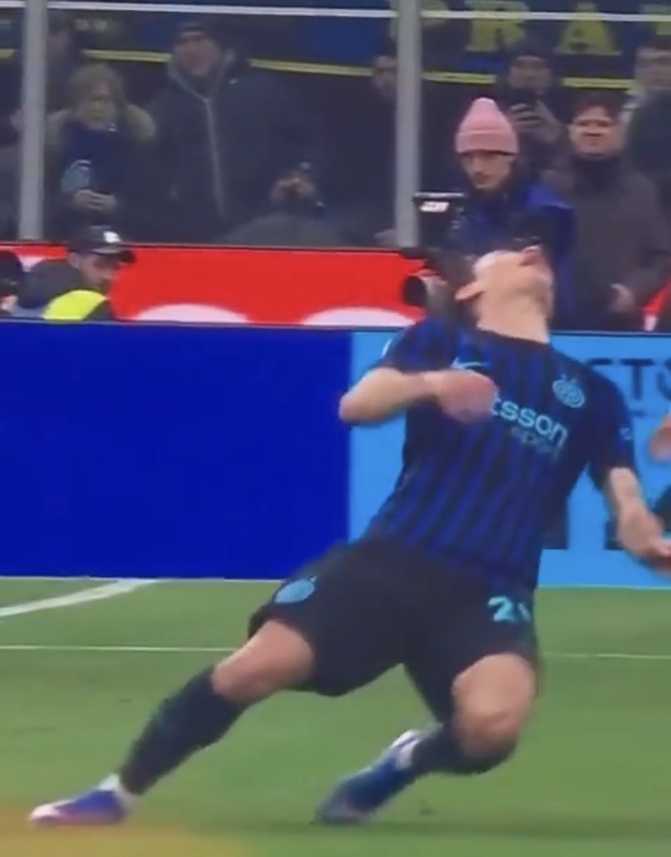 calciomercatoit's tweet photo. 🚨Oltre a #Bastoni, dubbi anche sul primo giallo per #Kalulu con la possibile simulazione di #Barella🧐

#InterJuve #Inter #Juventus https://t.co/fHry6DHam1