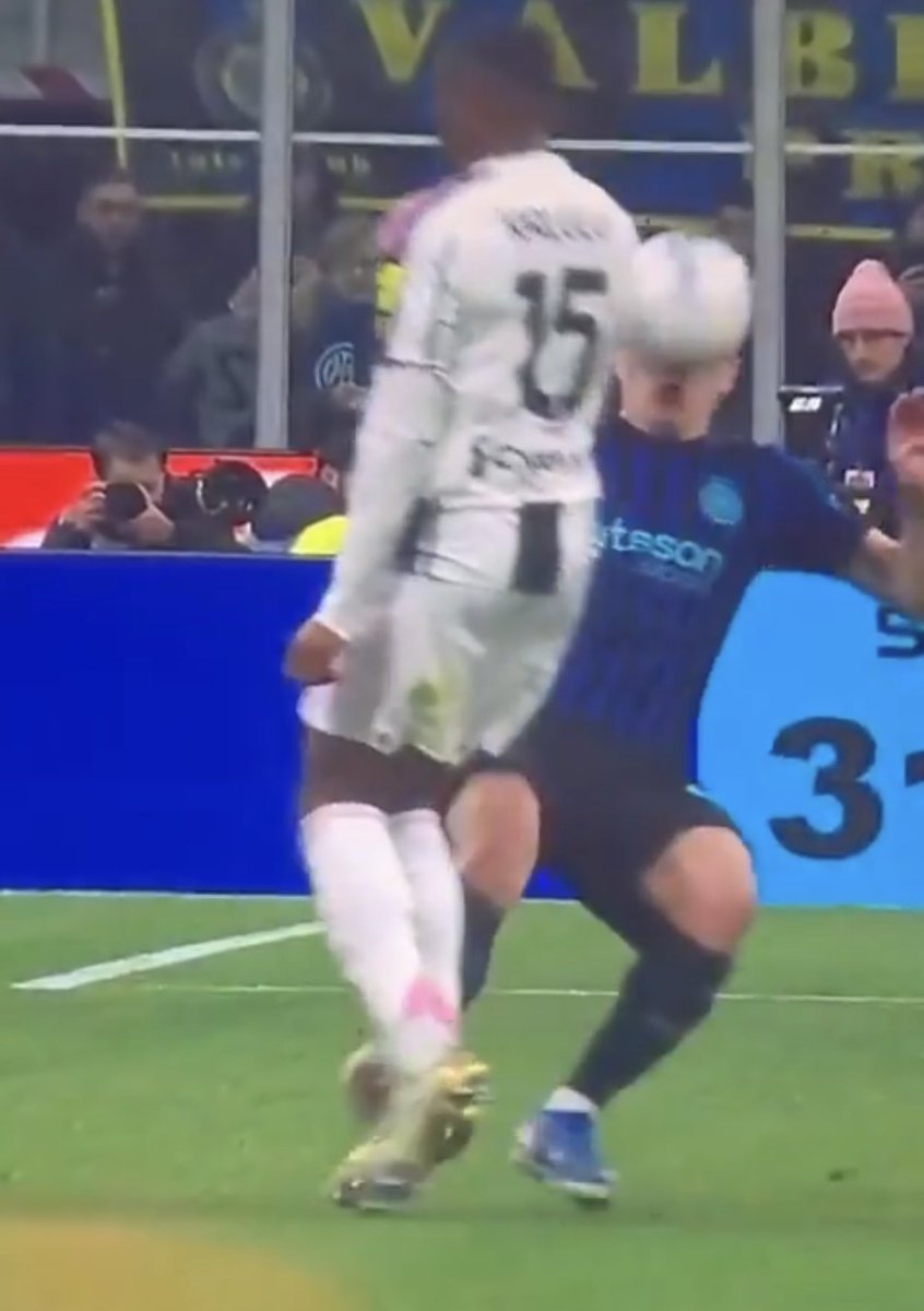 calciomercatoit's tweet photo. 🚨Oltre a #Bastoni, dubbi anche sul primo giallo per #Kalulu con la possibile simulazione di #Barella🧐

#InterJuve #Inter #Juventus https://t.co/fHry6DHam1
