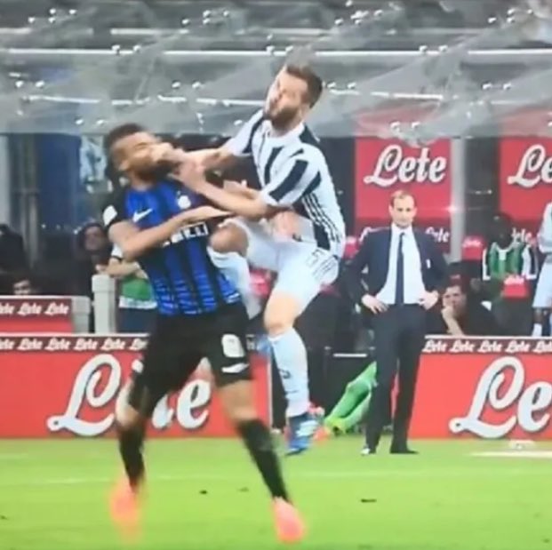 یووه ای ها همیشه با عدالت مشکل دارن،
عدالت موقعی براشون معنا پیدا میکنه که به نفعشون اجرا نشه!