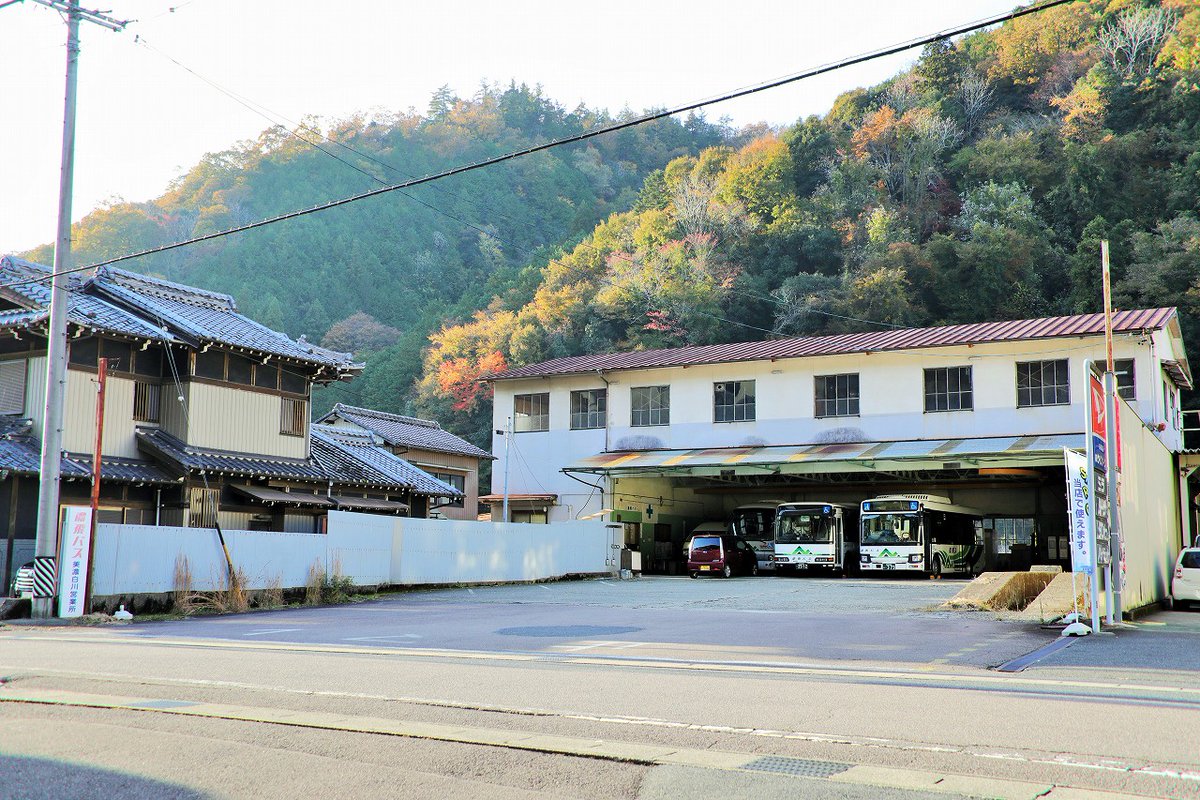 trans58851's tweet photo. 濃飛バス美濃白川管理所

白川中央線と白川東白川線の2路線を担当。現在はハイエース・ポンチョ・2512・373ともう1台が所属しています。かつてはリエッセやエアロミディが車庫の主でしたが、こちらも世代交代が進みました。 https://t.co/b7H3nWKFis