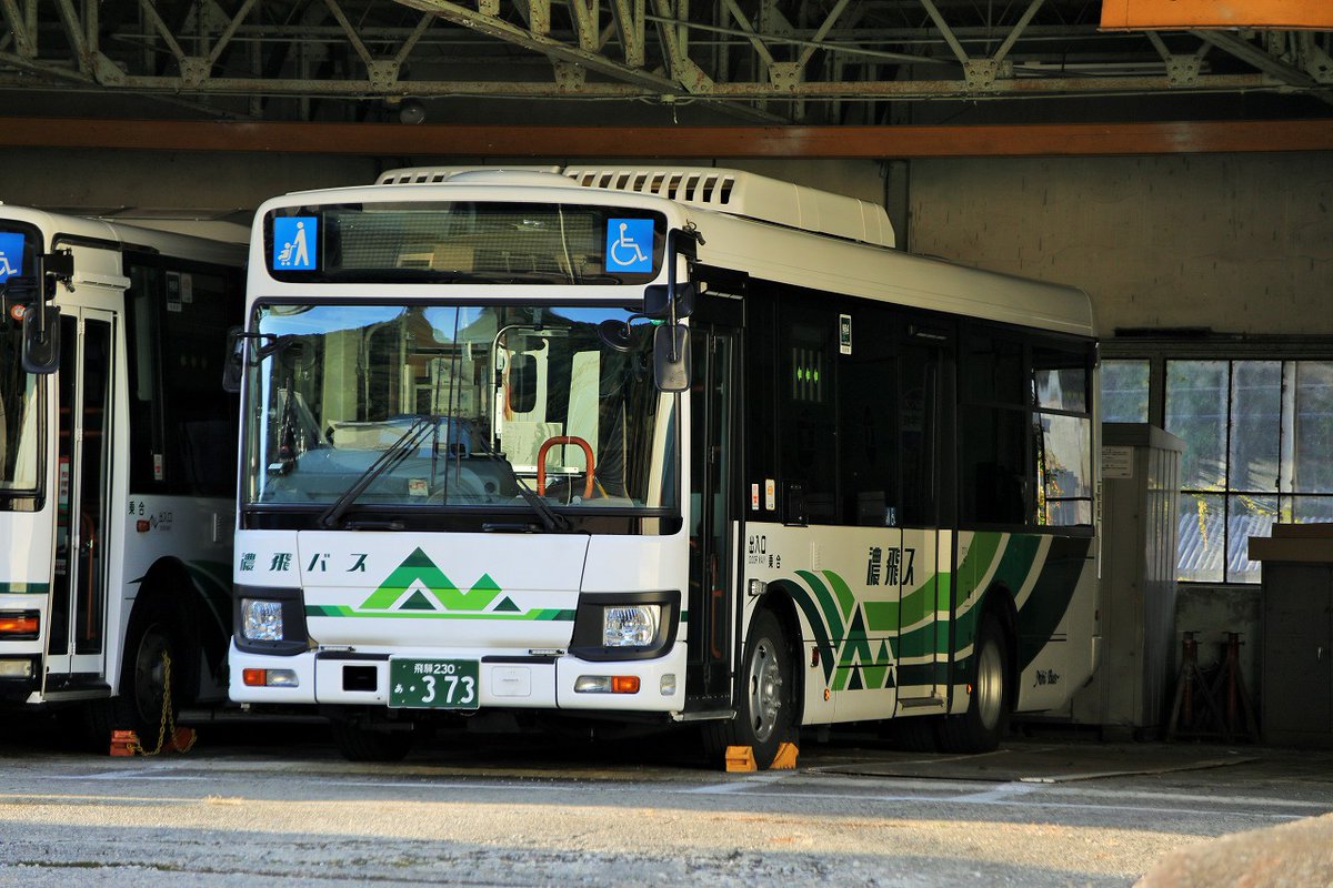 trans58851's tweet photo. 濃飛バス美濃白川管理所

白川中央線と白川東白川線の2路線を担当。現在はハイエース・ポンチョ・2512・373ともう1台が所属しています。かつてはリエッセやエアロミディが車庫の主でしたが、こちらも世代交代が進みました。 https://t.co/b7H3nWKFis