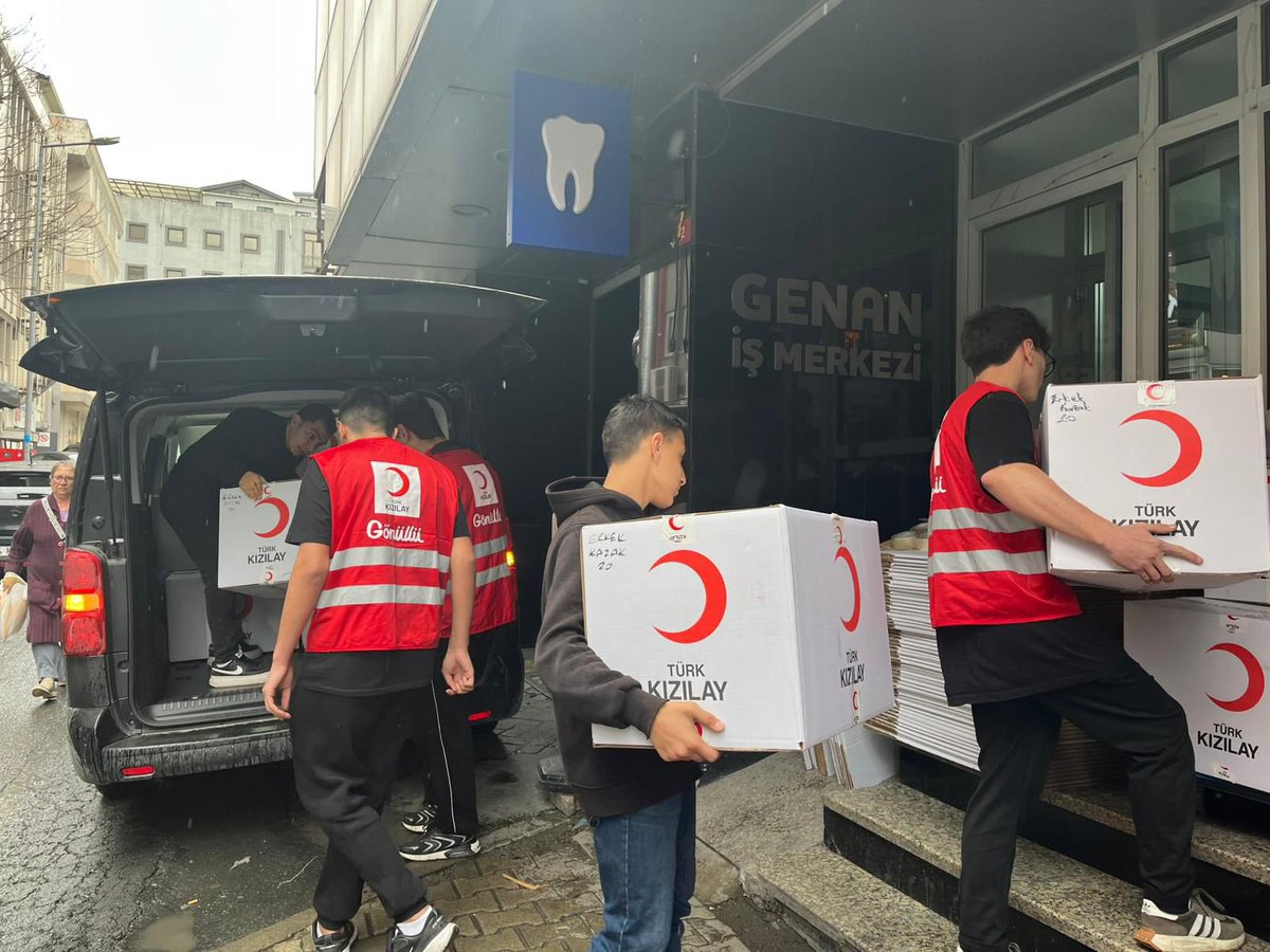 Kizilay's tweet photo. Paylaşmanın bereketini gönülden gönüle taşıyoruz. 🌙

Bu Ramazan’da da Kızılay Butiklerimizi ihtiyaç sahibi ailelerimize destek olmak için özenle hazırlıyoruz.

Bir başına olanların yanı başındayız. ❤️ #YanıBaşındayız https://t.co/OA7ztSZCTs