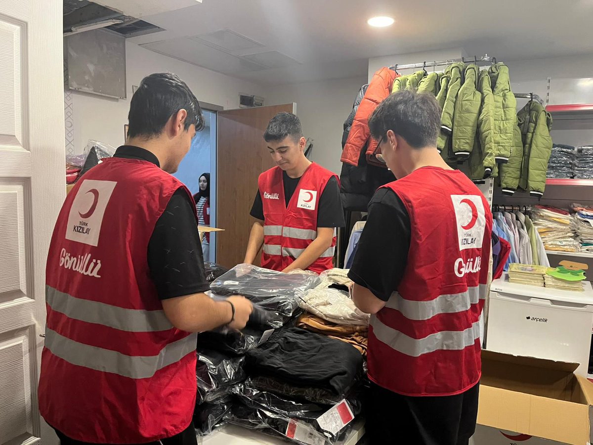 Kizilay's tweet photo. Paylaşmanın bereketini gönülden gönüle taşıyoruz. 🌙

Bu Ramazan’da da Kızılay Butiklerimizi ihtiyaç sahibi ailelerimize destek olmak için özenle hazırlıyoruz.

Bir başına olanların yanı başındayız. ❤️ #YanıBaşındayız https://t.co/OA7ztSZCTs