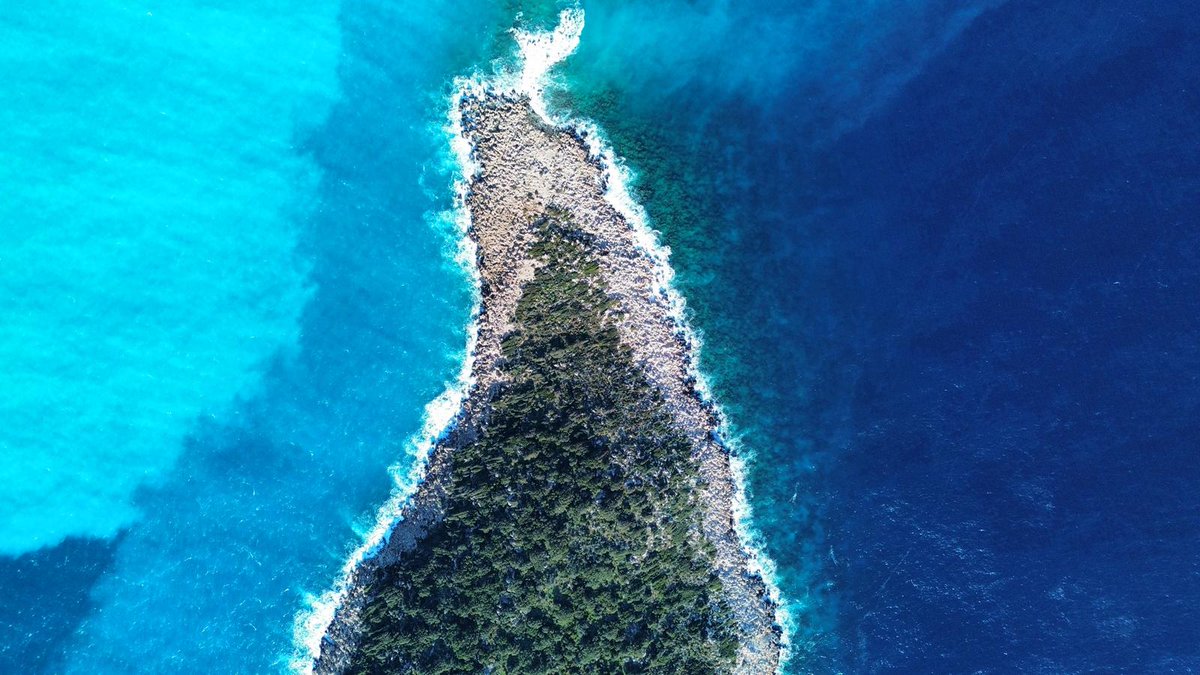sputnik_TR's tweet photo. 🏝️Yağışın ardından kanyondan akan yağmur suyu, denizde açık mavi, turkuaz ve lacivert gibi renk geçişlerinden görsel bir şölen sundu

🔵Kaputaş Plajı, Kaş, Antalya https://t.co/hATfSN0E9u