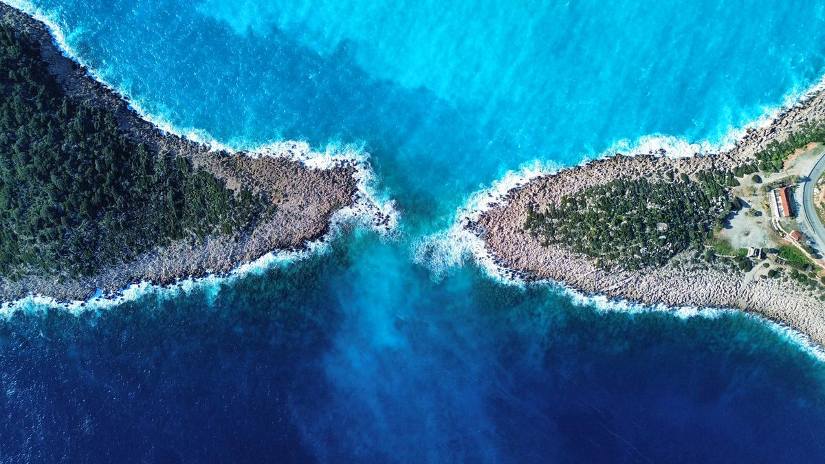 sputnik_TR's tweet photo. 🏝️Yağışın ardından kanyondan akan yağmur suyu, denizde açık mavi, turkuaz ve lacivert gibi renk geçişlerinden görsel bir şölen sundu

🔵Kaputaş Plajı, Kaş, Antalya https://t.co/hATfSN0E9u